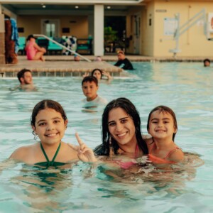 guests-fun-pool-island-oaks