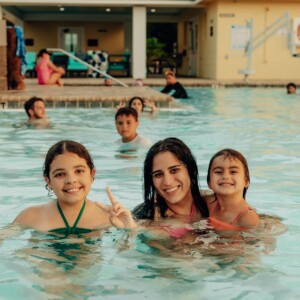 guests-fun-pool-island-oaks