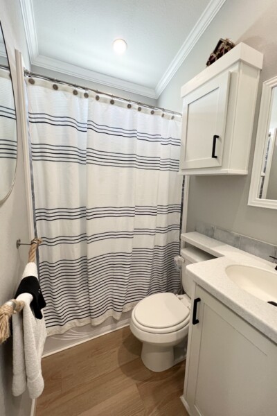 Cabin 23 Lakehouse Bathroom 2