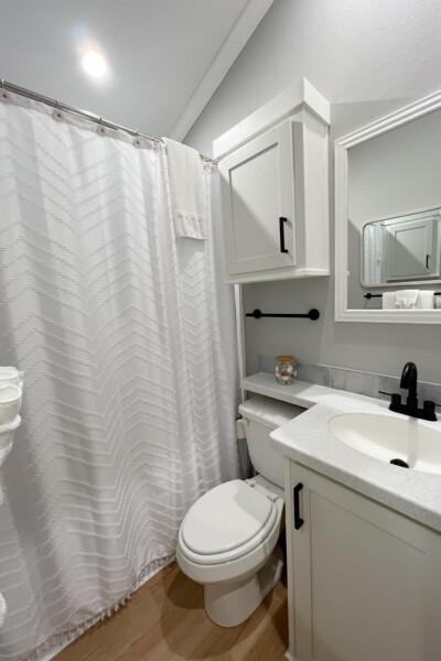 Lazy Daisy Bathroom 2