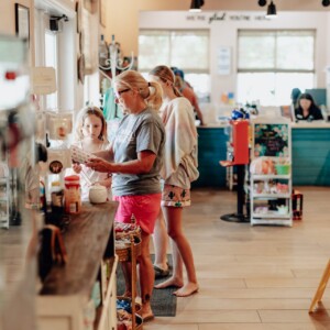 guests-shopping-island-oaks